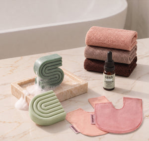 Rosemary & Biotin: Kitsch Winter Welcome Kit with Rosemary & Biotin shampoo and conditioner bars, Rosewood African Net Sponge, shampoo and conditioner bar bags, and Rosemary & Biotin Scalp & Hair Oil.